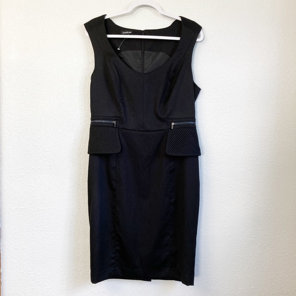 Bebe Sleeveless Scoop Neck Black Sheath Dress